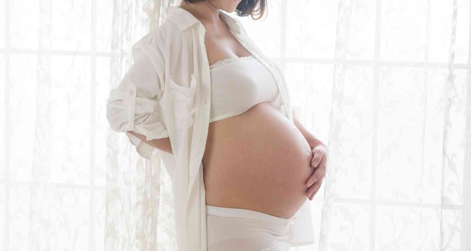 Dormir sur le ventre enceinte : risques, conseils et positions