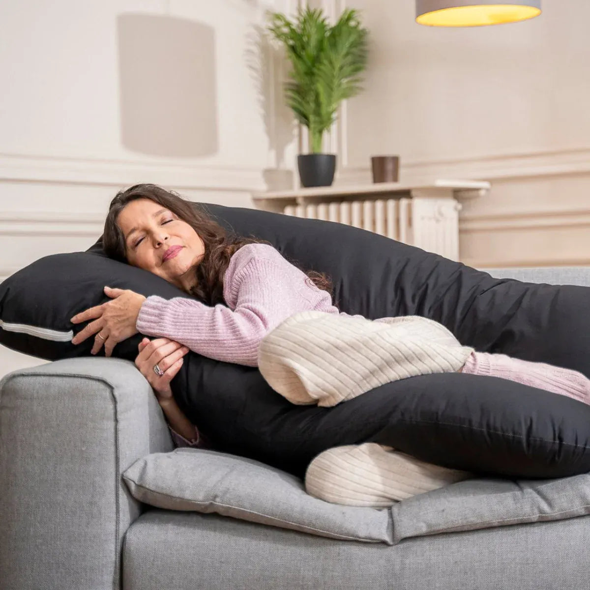 Coussin entre les jambes : le geste qui change tout pour dormir sur le côté