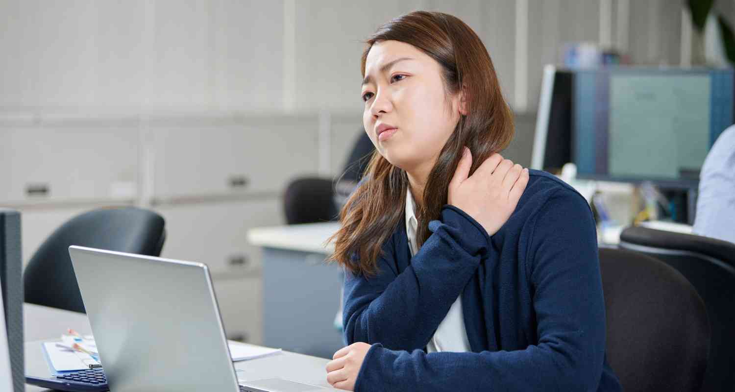 Comment soulager un mal de dos en haut : solutions efficaces